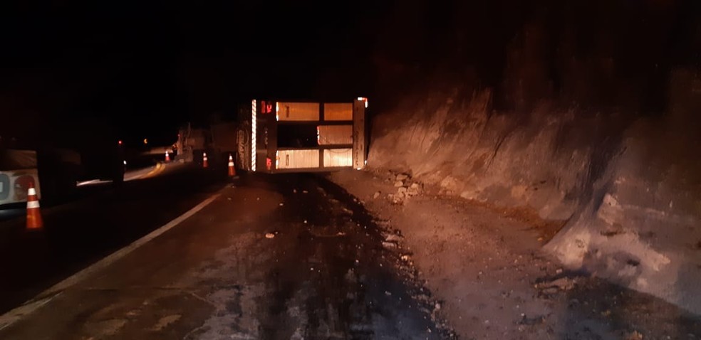 Acidente aconteceu na madrugada desta sexta-feira (14) em um trecho de serra da BR-153 em Ocauçu — Foto: Polícia Rodoviária Federal/Divulgação
