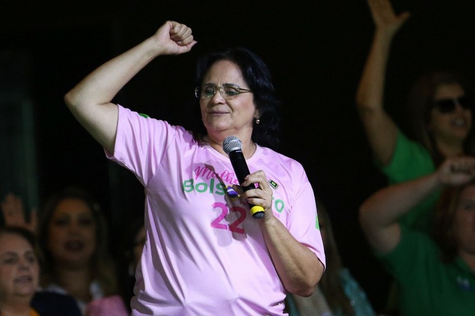 A senadora eleita Damares Alves fala durante um evento chamado 'Mulheres pelo Brasil' nesta terça-feira