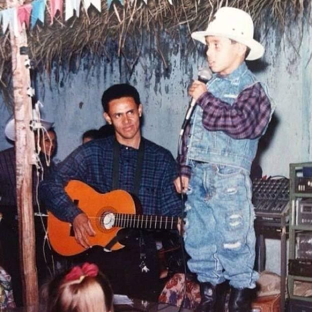 Rodolffo com o pai, Juarez Dias, em festa junina na infância (Foto: Reprodução/Instagram)