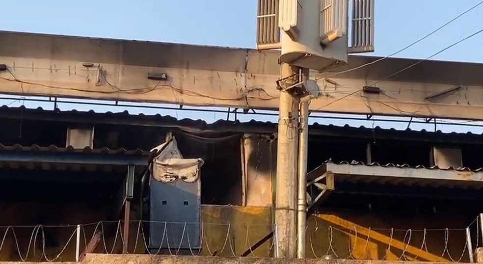 Fogo em fábrica de borracha de Ribeirão Preto (SP) pode ter começado na parte elétrica, dizem Bombeiros — Foto: Michelle Souza / CBN Ribeirão