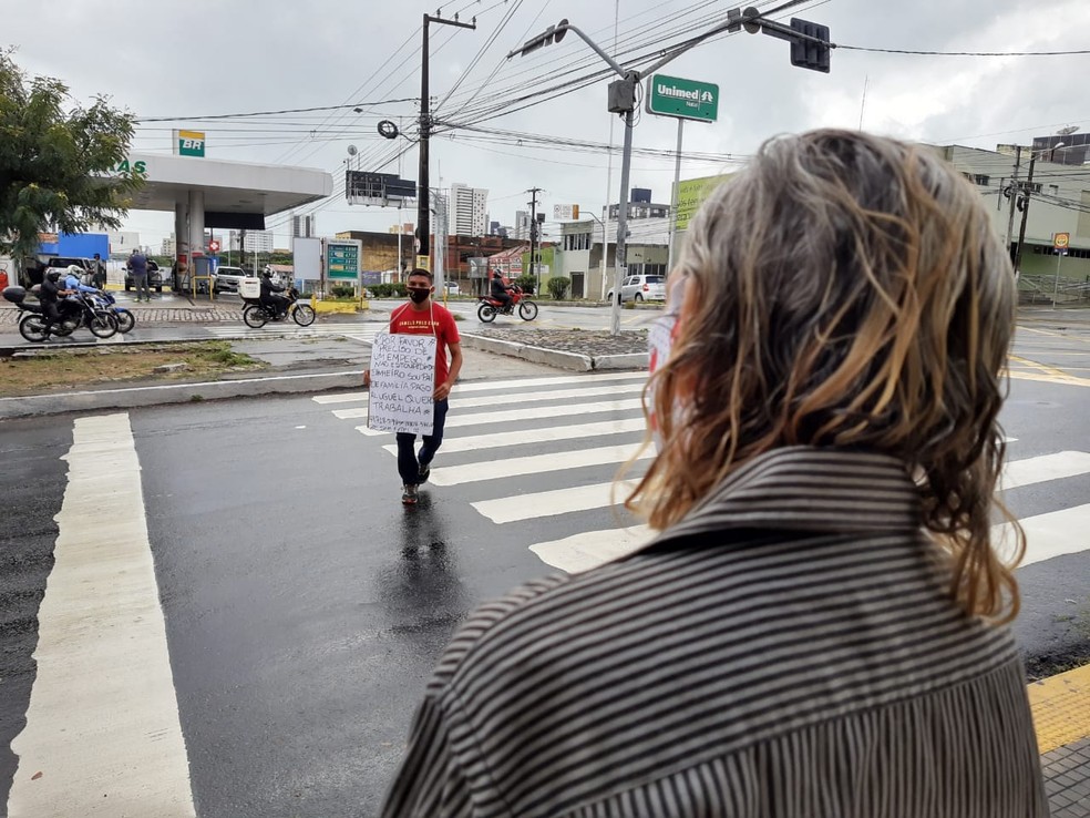 Maria Vilma acompanha o filho no semáforo — Foto: Lucas Cortez/Inter TV Cabugi