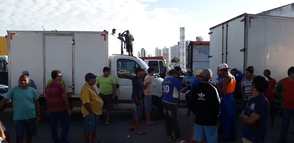 PermissionÃ¡rios da Ceasa, em protesto contra aumento de taxa de condomÃ­nio dos boxs. â€” Foto: KlÃªnyo GalvÃ£o/Inter TV Cabugi 