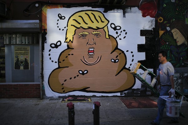 Donald Trump como cocô em uma parede de Nova York (Foto: Getty Images)