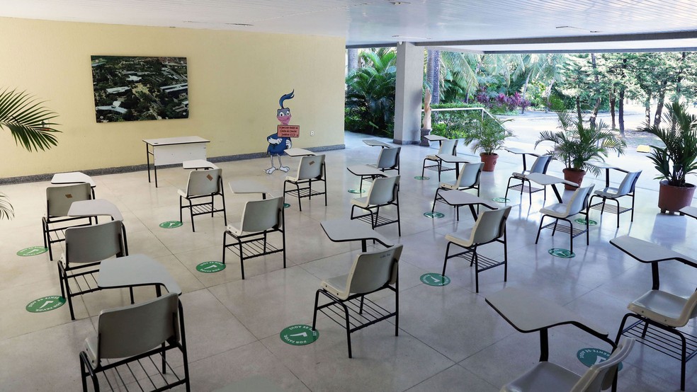 Carteiras com maior distanciamento fazem parte dos cuidados tomados pelas escolas que retomarão o ensino presencial. — Foto: Ares Soares