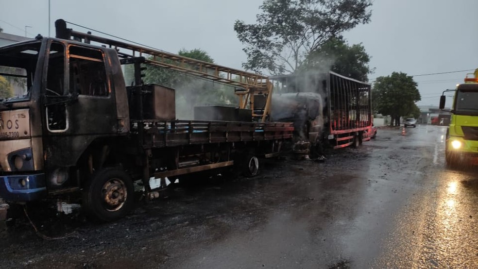 Dois caminhões foram totalmente destruídos, em Guaraniaçu — Foto: Divulgação/Defesa Civil