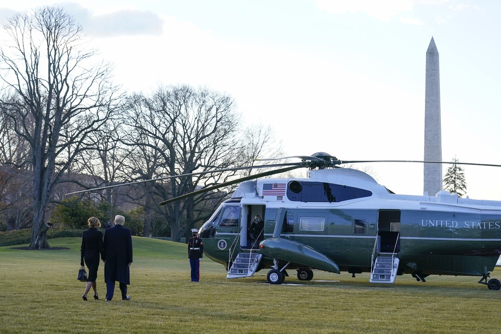 Presidente Trump e Melania Trump deixam a Casa Branca em 20 de janeiro de 2021 — Foto: Alex Brandon/AP