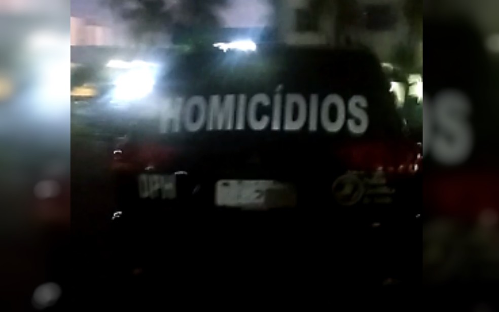 Veculo da Delegacia de Investigao de Homcidios em Goinia, Gois  Foto: Reproduo/TV Anhanguera