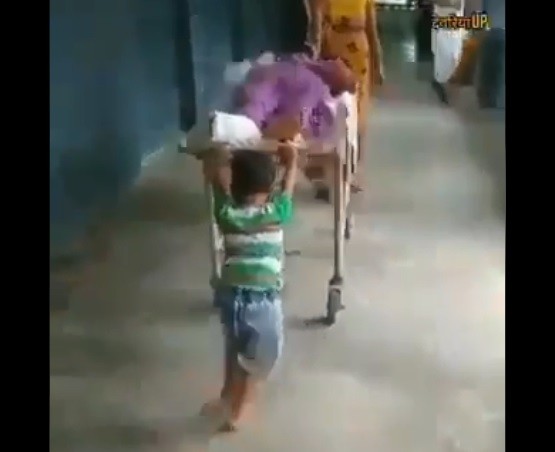 Vídeo mostra menino de 6 anos empurrando maca do avô em hospital na Índia (Foto: Reprodução/Twitter/Keshav Chand Yadav)
