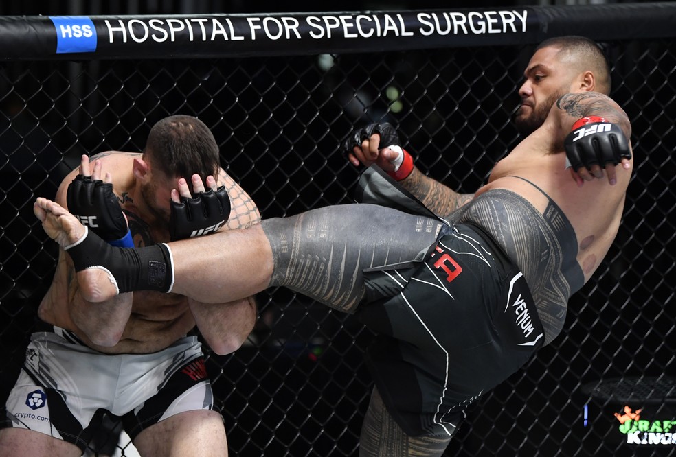 Justin Tafa acerta o chute que nocauteou Harry Hunsucker no UFC Lewis x Daukaus — Foto: Getty Images