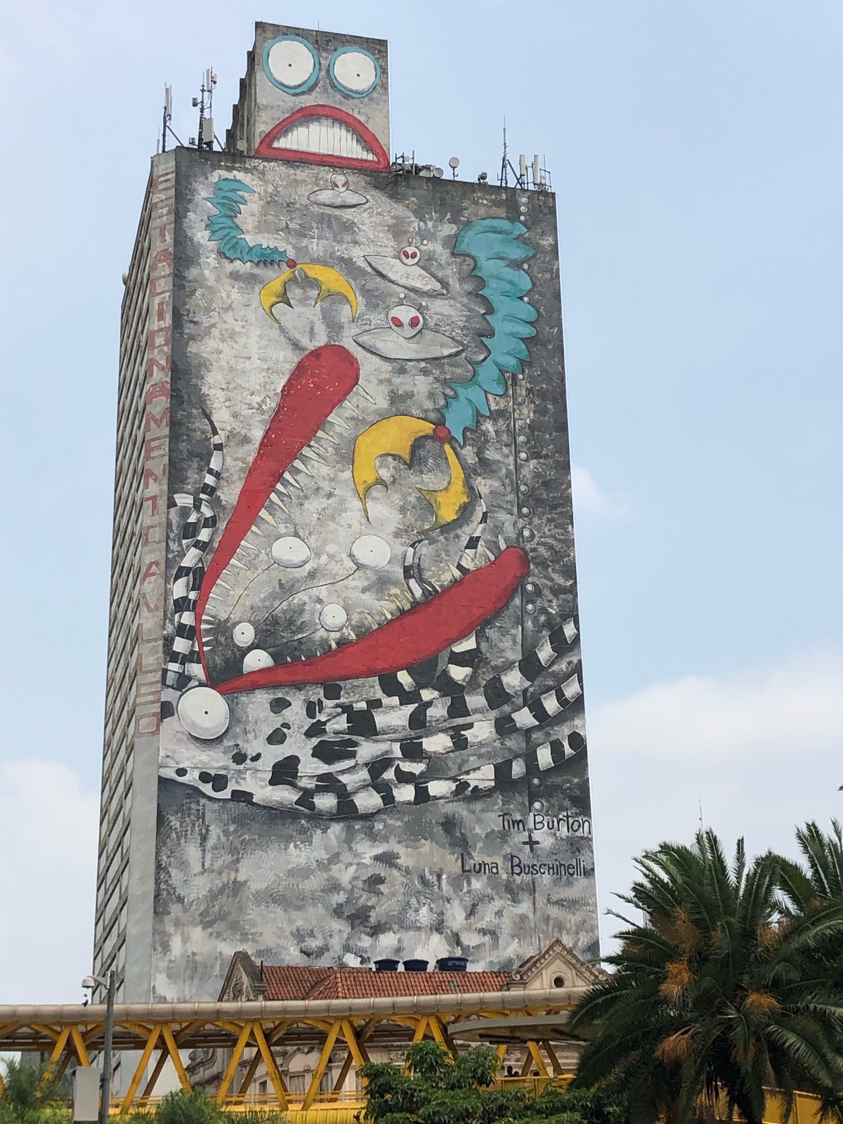 Cineasta Tim Burton doa desenho para mural em prédio no Parque Dom Pedro, Centro de SP | São Paulo