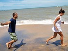 Mar, areia e saúde! Famosos conhecem a Praia da Areia Preta em Guarapari (ES)