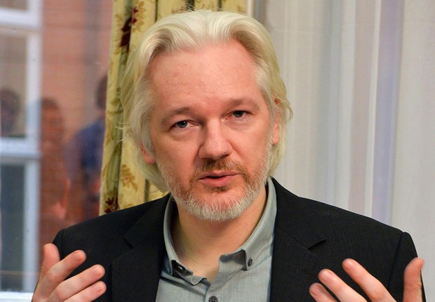 O fundador do Wikileaks, Julian Assange, durante coletiva na embaixada do Equador. Ele está refugiado em um quarto da embaixada desde 2012 (Foto: John Stillwell/REUTERS)