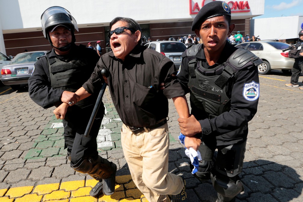 Policiais detém manifestante durante protesto em outubro em Manágua, na Nicarágua  — Foto: Oswaldo Rivas/ Reuters