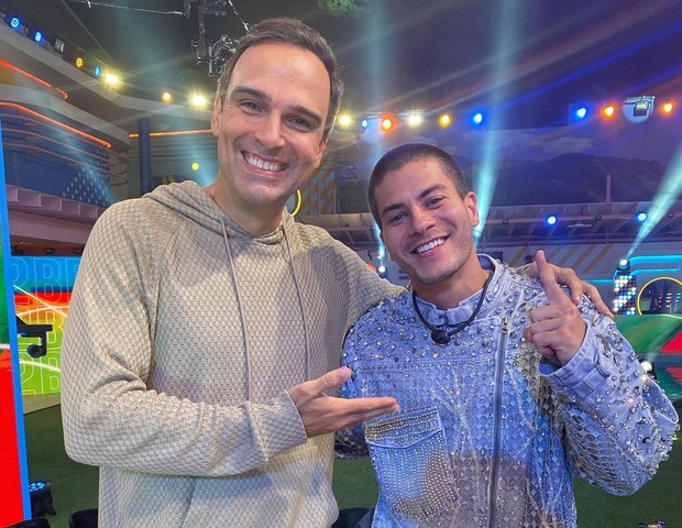 Tadeu Schmidt com Arthur Aguiar (Foto: Reprodução/Instagram)