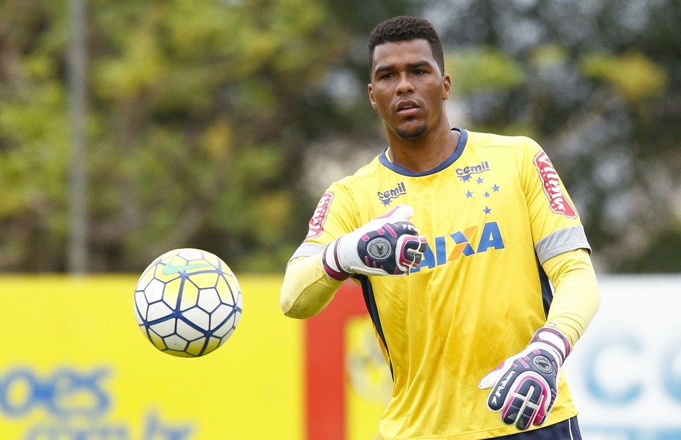 Goleiro Elisson, ex-Cruzeiro, anunciou a morte do filho nas redes sociais â Foto: Washington Alves/Light Press