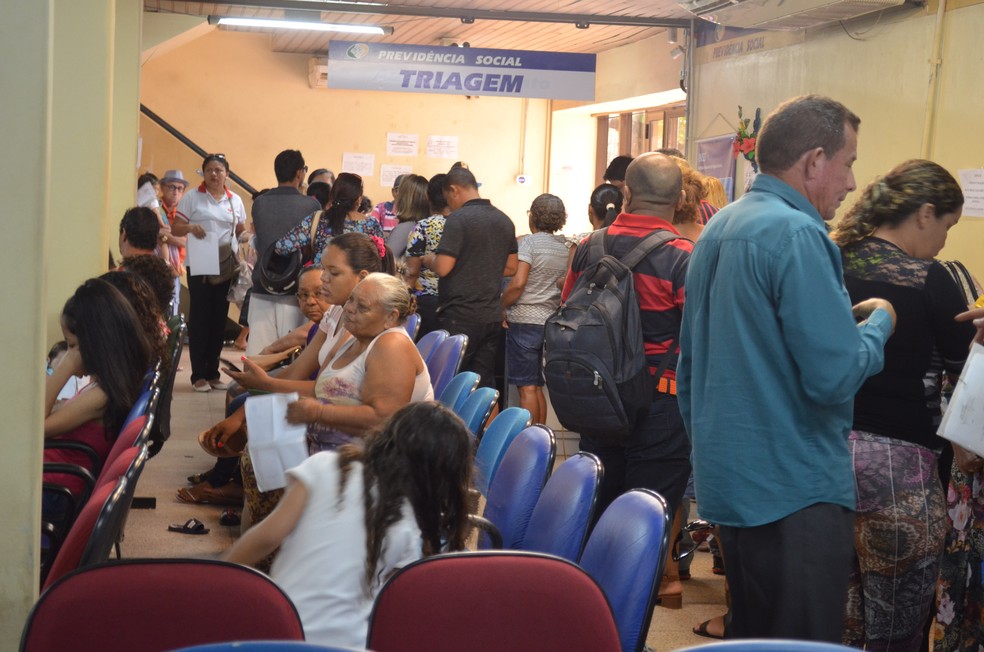 Fluxo de pessoas é grande devido o número reduzido de servidores no INSS em Macapá (Foto: Jorge Abreu/G1)