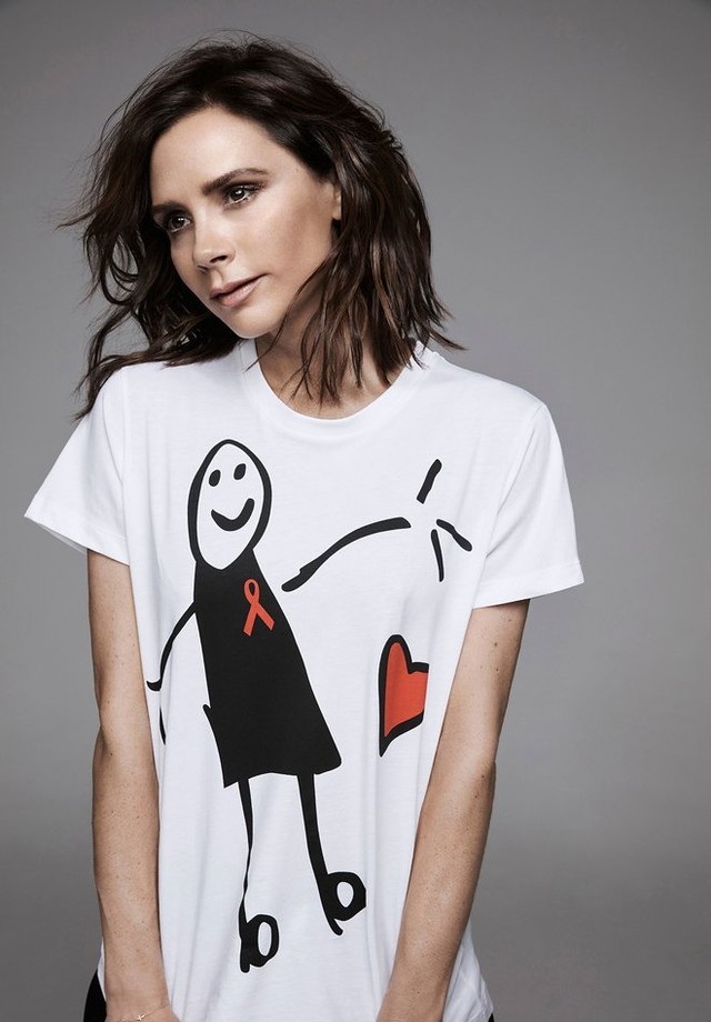 Victoria Beckham posa com a camiseta adulta criada para a UNAIDS (Foto: Divulgação)