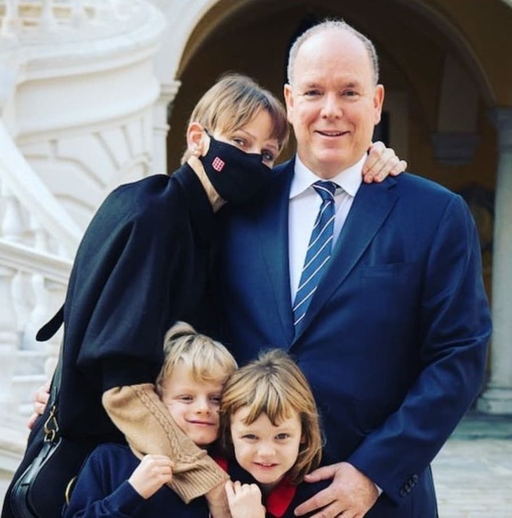 A princesa Charlene, o príncipe Albert e os filhos deles, Gabriella e Jacques (Foto: Reprodução / Instagram)