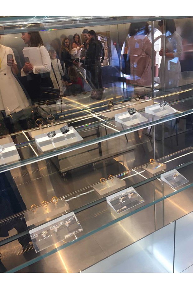 Repossi's collection is subtle and sophisticiated, with minimalist lines to offset the gemstones (Foto: @SuzyMenkesVogue)