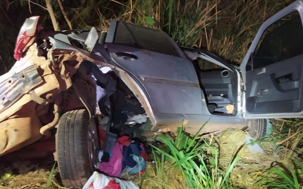 Avô e neto morrem após carro bater de frente contra caminhão e ficar destruído, na BR-153, em Jaraguá — Foto: Divulgação/PRF