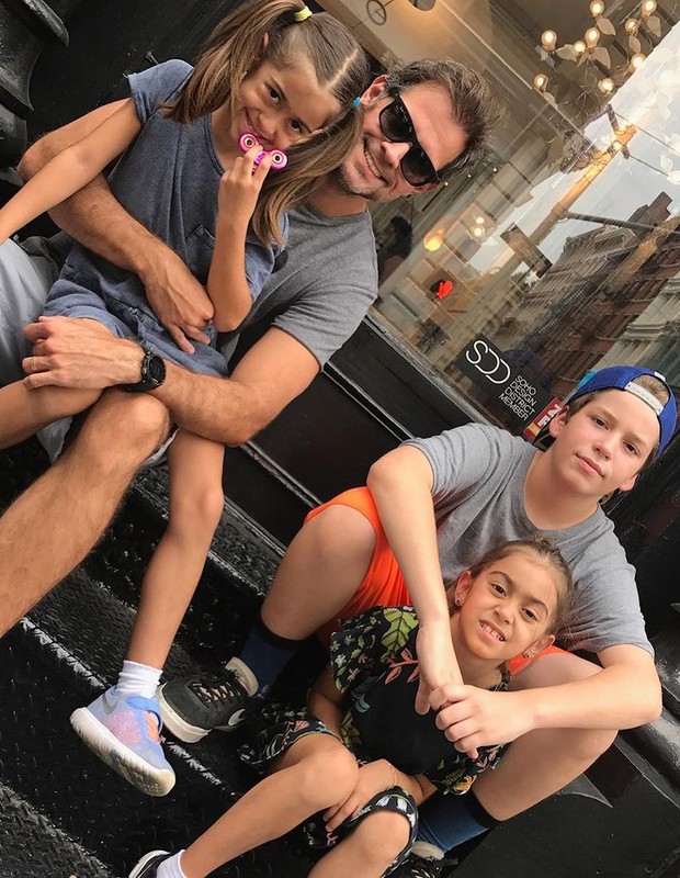 Leonardo Nogueira com os filhos com Giovanna Antonelli (Foto: Reprodução/Instagram)