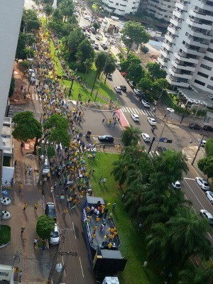 Manifestantes percorrem principal avenida de Campo Grande (Foto: Claudia Gaigher/ TV Morena)