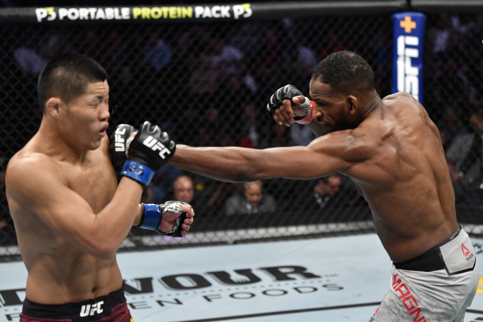 Neil Magny teve grande atuação contra Li Jingliang — Foto: Getty Images