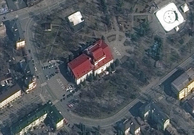 Vista aérea de teatro em Mariupol (Foto: Reprodução/Twitter)