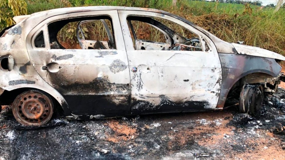 Carro incendiado após roubo em Paranaíta — Foto: Divulgação