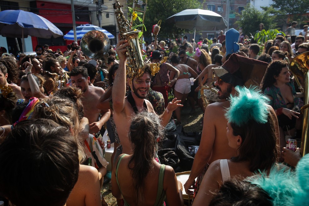 Foliões se concentram na Praça Olavo Bilac, na Santa Cecília, Centro de São Paulo, neste domingo (27), apesar de proibição do carnaval de rua. — Foto: Felipe Rau/Estadão Conteúdo