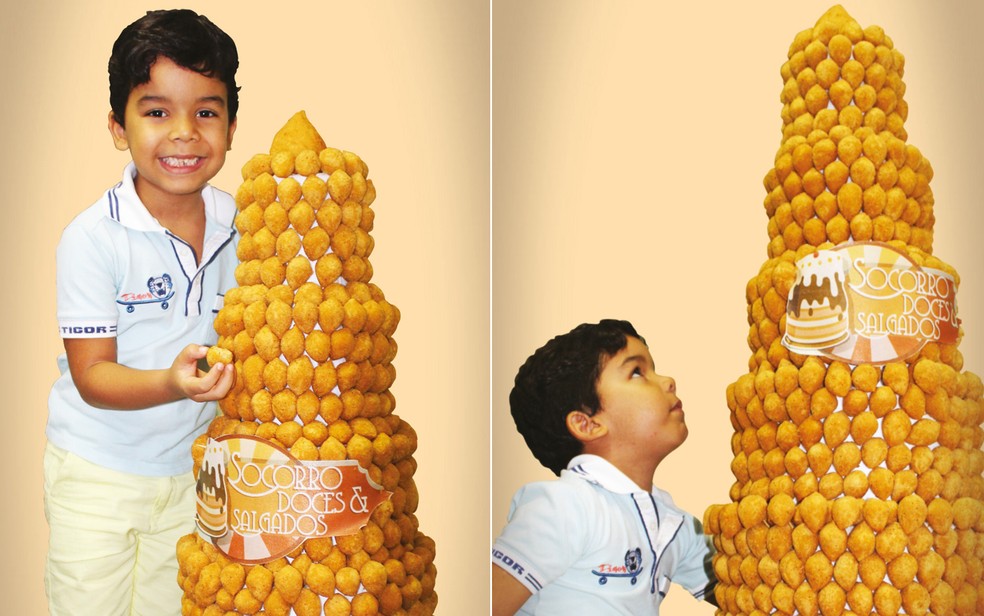 Árvore de natal de  coxinhas tem um metro de altura e pesa 17 kg; neto da proprietária ficou encantando (Foto: Socorro Doces e Salgados/Divulgação)