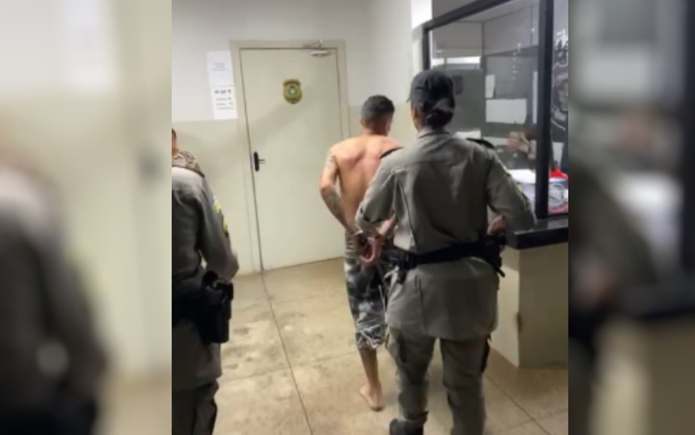 Homem é preso após mandar vídeo com arma ameaçando matar a ex  — Foto: Divulgação/Polícia Militar