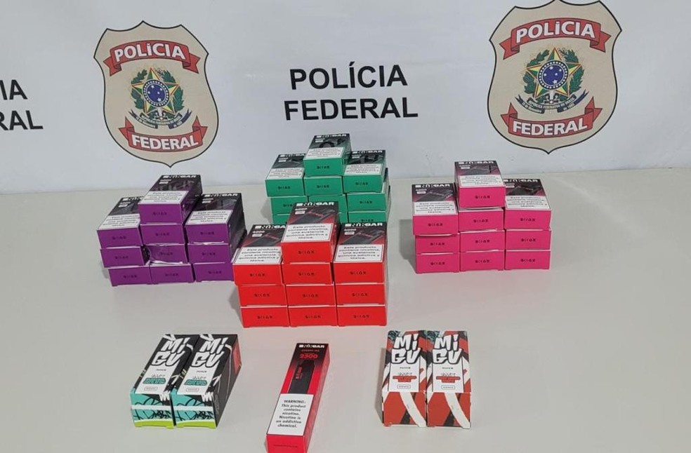 Polícia Federal apreendeu 45 cigarros eletrônicos com universitário em Juazeiro do Norte, no interior do Ceará. — Foto: Polícia Federal/ Divulgação