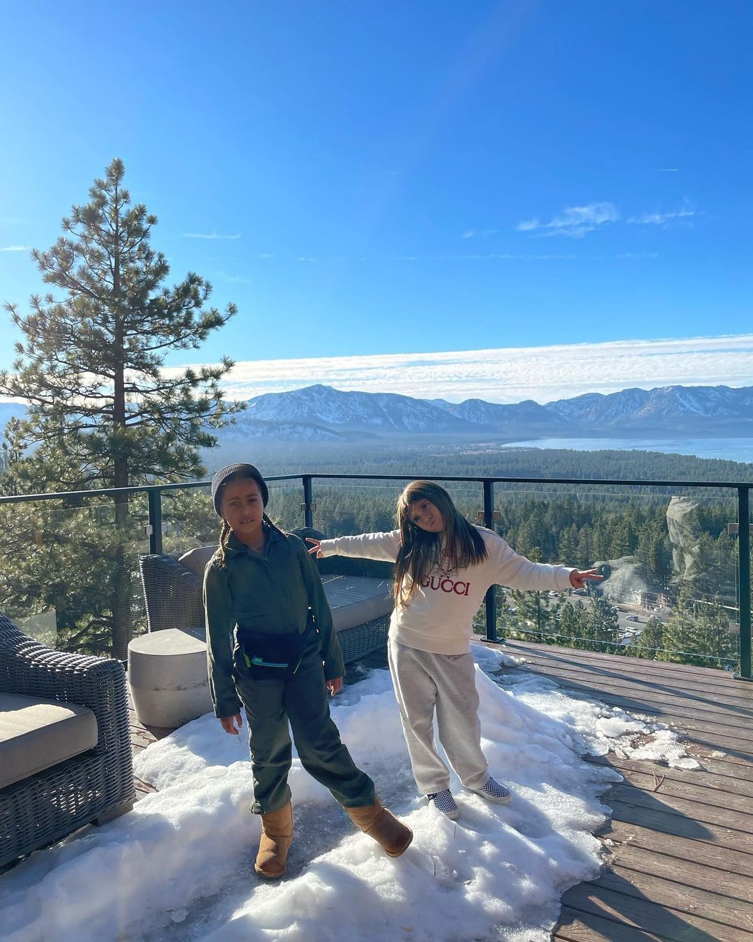 North West e Penelope brincam na neve (Foto: Reprodução Instagram)