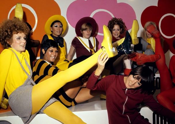 Mary Quant, foreground, with models, showing hew new shoe creations in London.   (Photo by PA Images via Getty Images) (Foto: PA Images via Getty Images)
