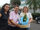 Protesto contra poluição dos rios tem cesta natalina com aguapés
