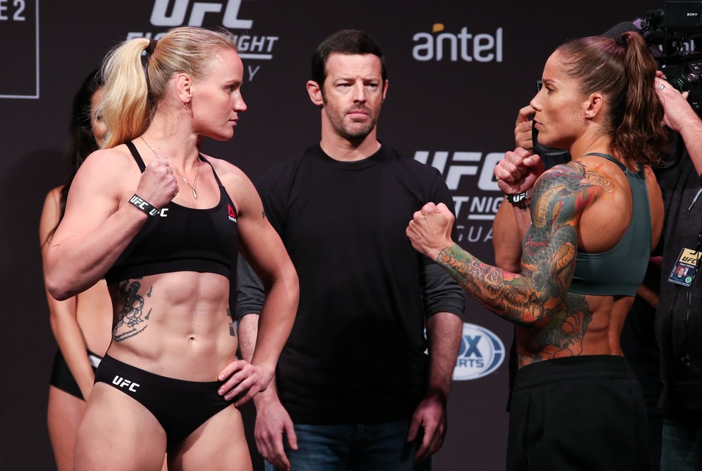 Valentina Shevchenko faz encarada com Liz Carmouche â€” Foto: Getty Images