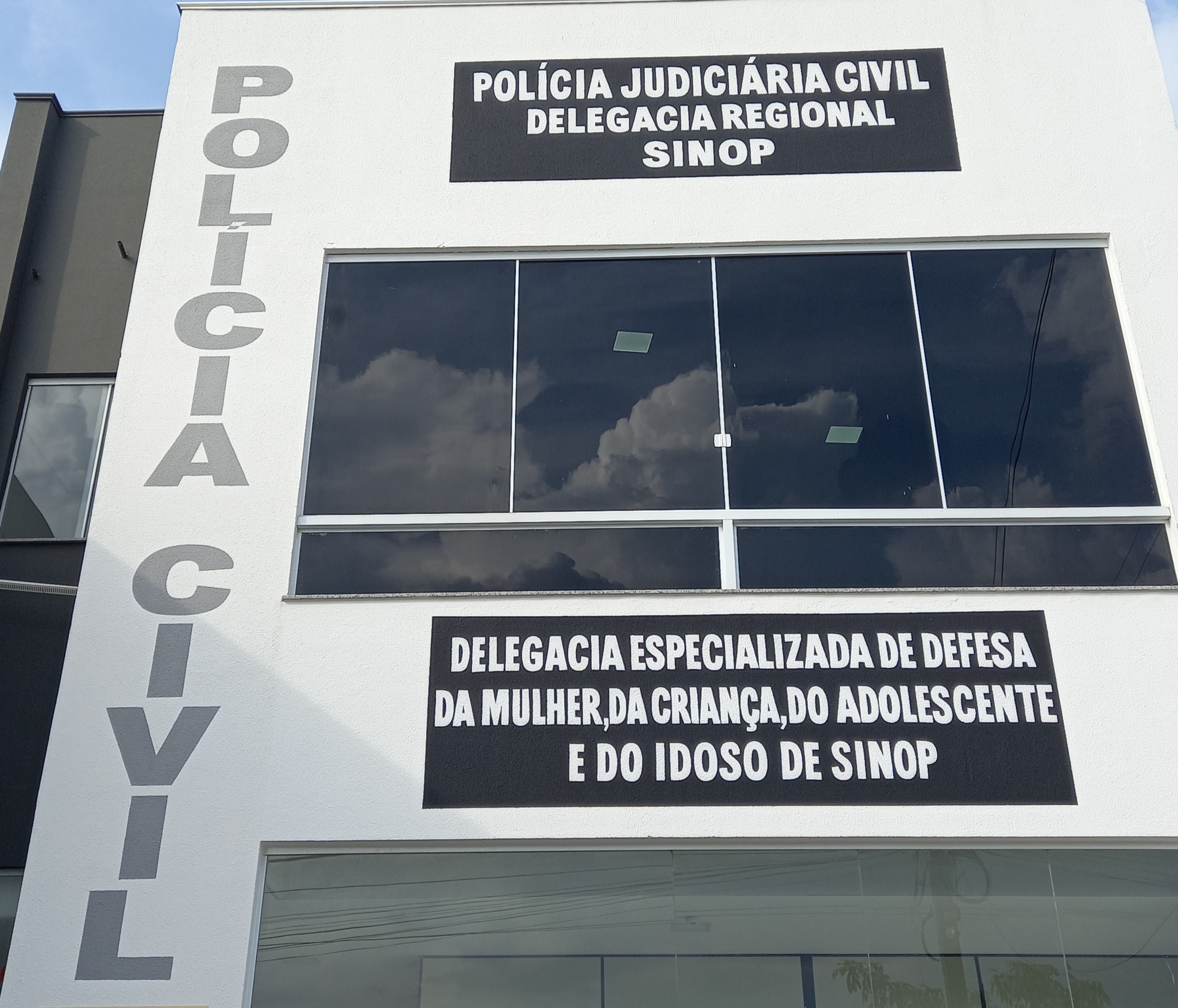 Avô é preso suspeito de acorrentar o neto de 8 anos em casa em MT