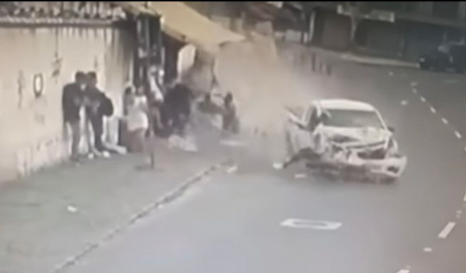 Carro sem controle atinge barraca de lanches e atropela pedestres em Búzios