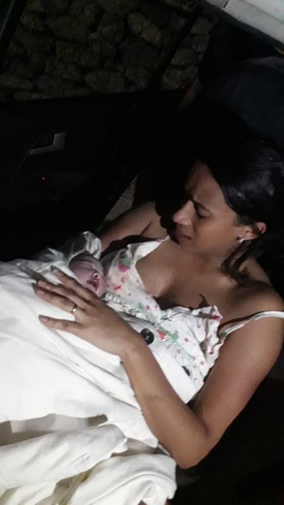 Grávida dá à luz dentro de carro a caminho do hospital em MG: 'Para o carro, tá nascendo'