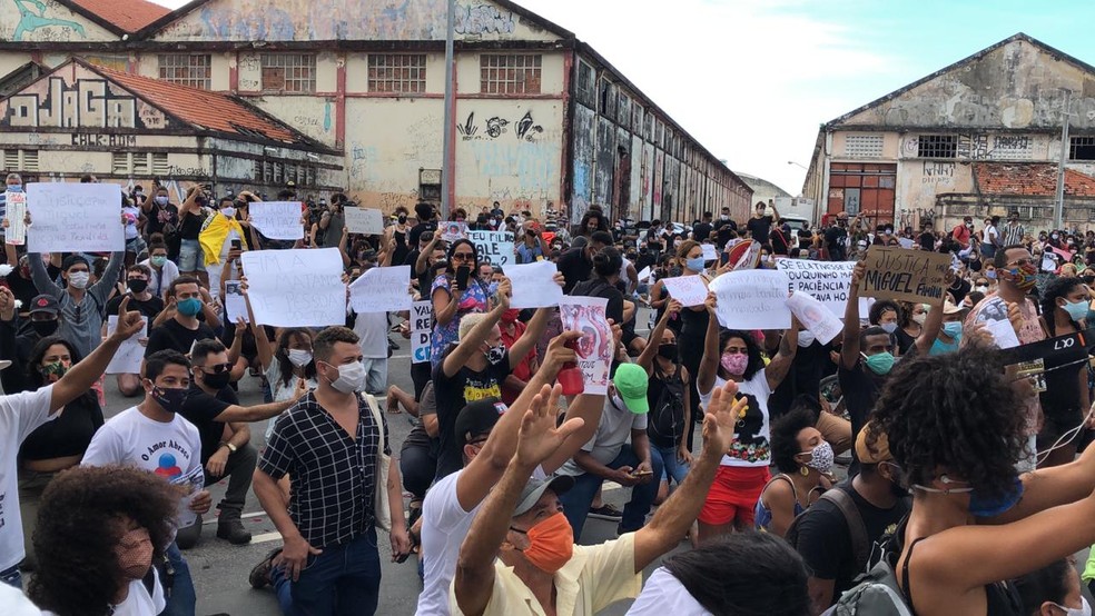 Manifestantes em ato no dia 5 de junho por Justiça pelo garoto Miguel Otávio, que caiu de prédio no Recife — Foto: Pedro Alves/G1