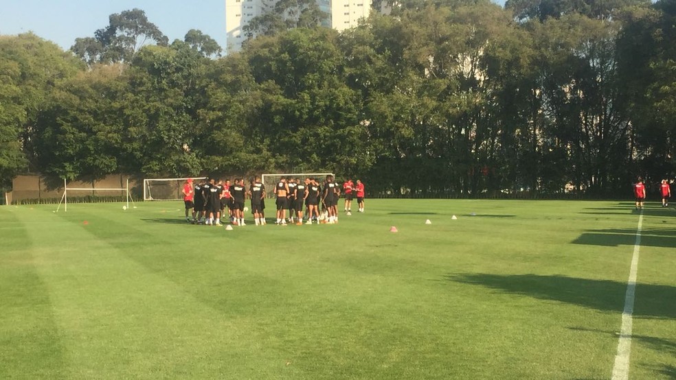 Jogadores do São Paulo no treino desta sexta (Foto: Eduardo Rodrigues)