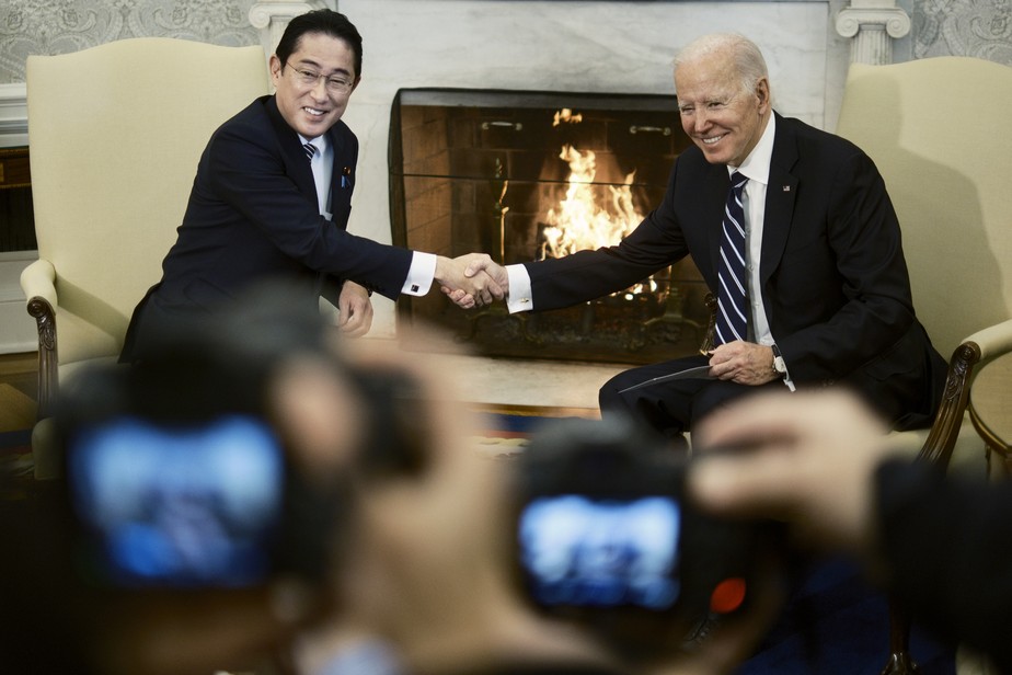 O presidente dos EUA, Joe Biden, e o primeiro-ministro japonês, Kishida Fumio, posam para uma foto antes de uma reunião bilateral no Salão Oval da Casa Branca