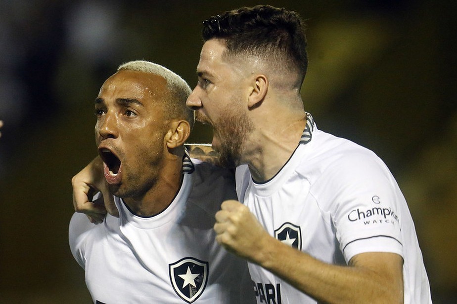 Marçal e Victor Cuesta comemoram o primeiro gol do Botafogo sobre o Volta Redonda