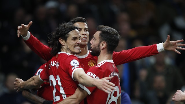 Cristiano Ronaldo comemora com Cavani e Bruno Fernandes o gol marcado pelo Manchester United contra o Tottenham