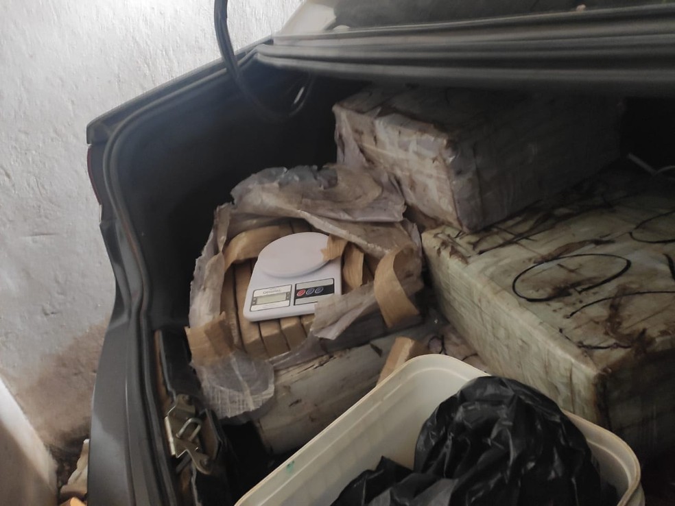 Drogas e dinheiro estavam escondidos no porta-malas e no painel dos veículos em Pouso Alegre (MG) — Foto: Divulgação/Polícia Civil
