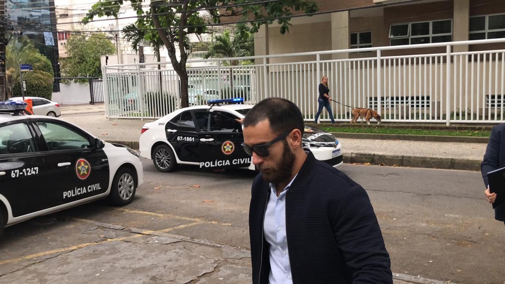 Bernardo Bello, ex-cunhado de Shanna Garcia, durante chegada para depoimento na Delegacia de Homicídios sobre o atentado contra ela — Foto: Henrique Coelho / G1