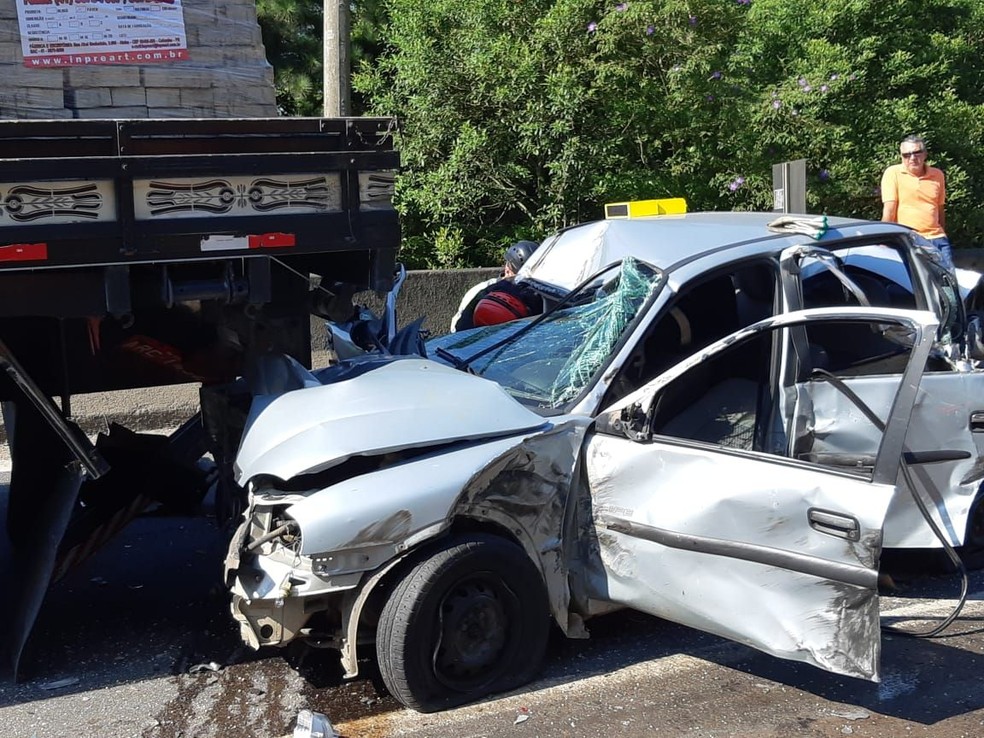 Um dos carros que se envolveram no acidente, na BR-376, em Guaratuba — Foto: PRF/Divulgação
