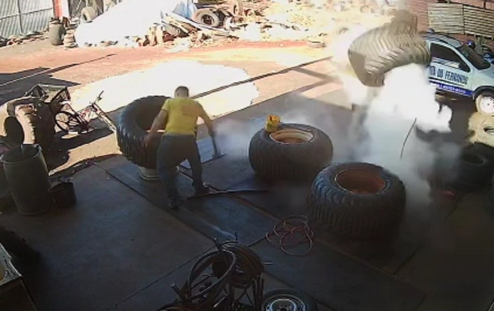 Pneu explode enquanto era calibrado por borracheiro em Pederneiras (SP) — Foto: Câmera de Segurança/Reprodução