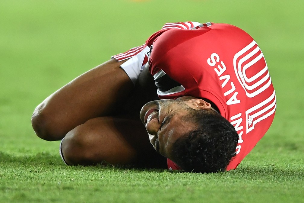 Daniel Alves se machucou contra o Racing — Foto: Staff images /CONMEBOL